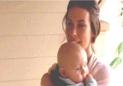 赤ん坊のアーロンを抱いて訪問するケイト