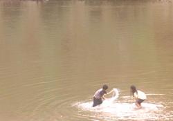 助け出された子供たちが川で遊ぶラストシーン