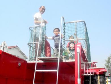 20090429-東調布公園・消防車のてっぺん♪