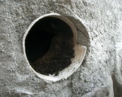 煙道メンテ孔２の内部の煤