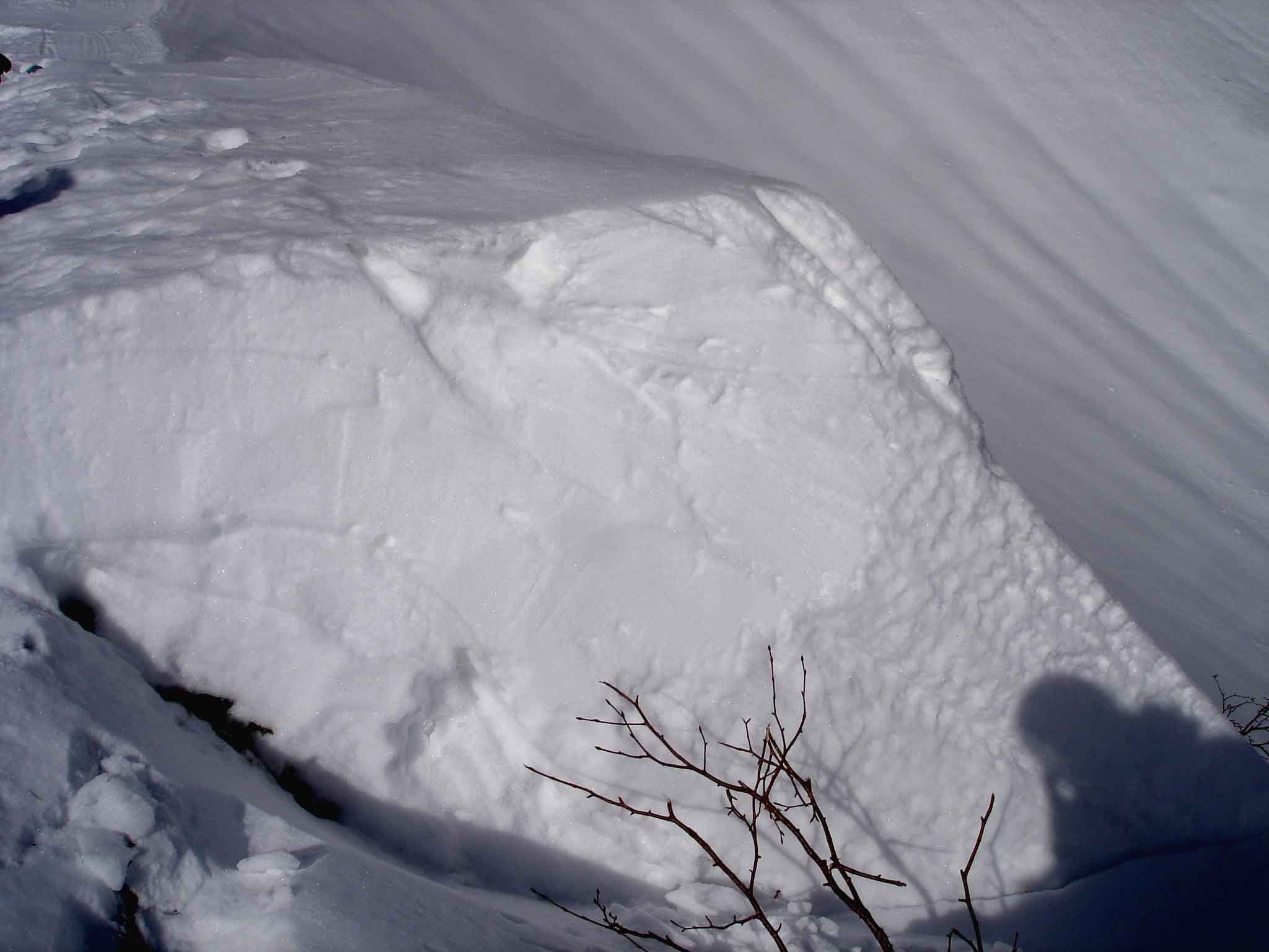 雪庇の断面と薄い氷板層　DSC05914
