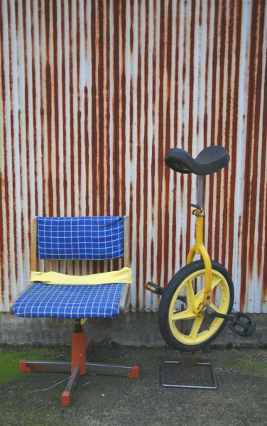 青い椅子と黄色の一輪車