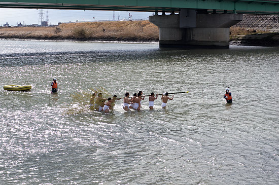 きねこさ祭川に入る男たち