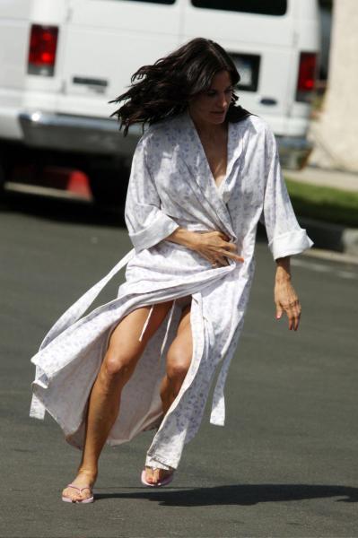 Courteney Cox - on set of Cougartown 4
